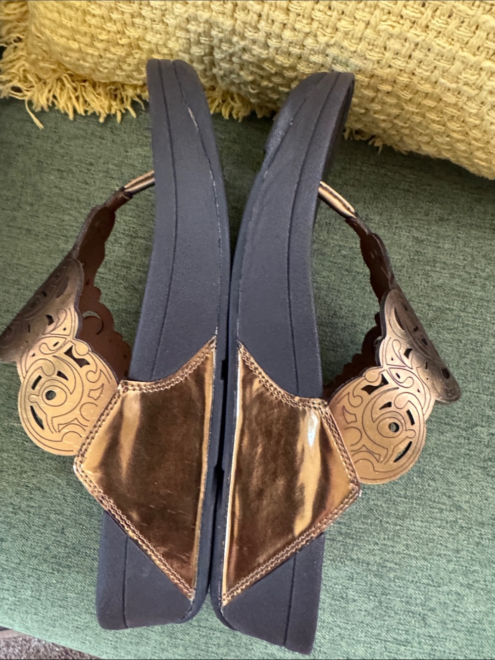 Fitflop Women's Black Sandals with Metallic Bronze Cutout Strap Size 8 - Picture 3 of 6